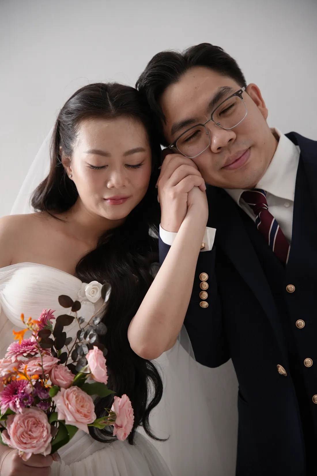 Hai người tựa vào nhau