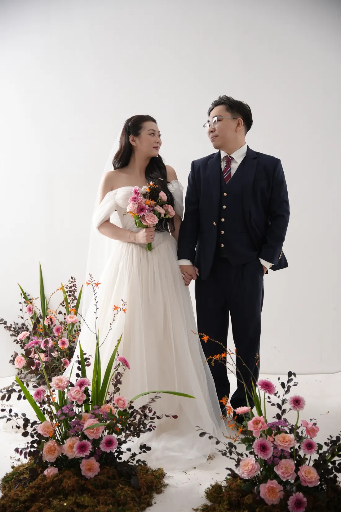 Hai người nắm tay giữa hai bình hoa