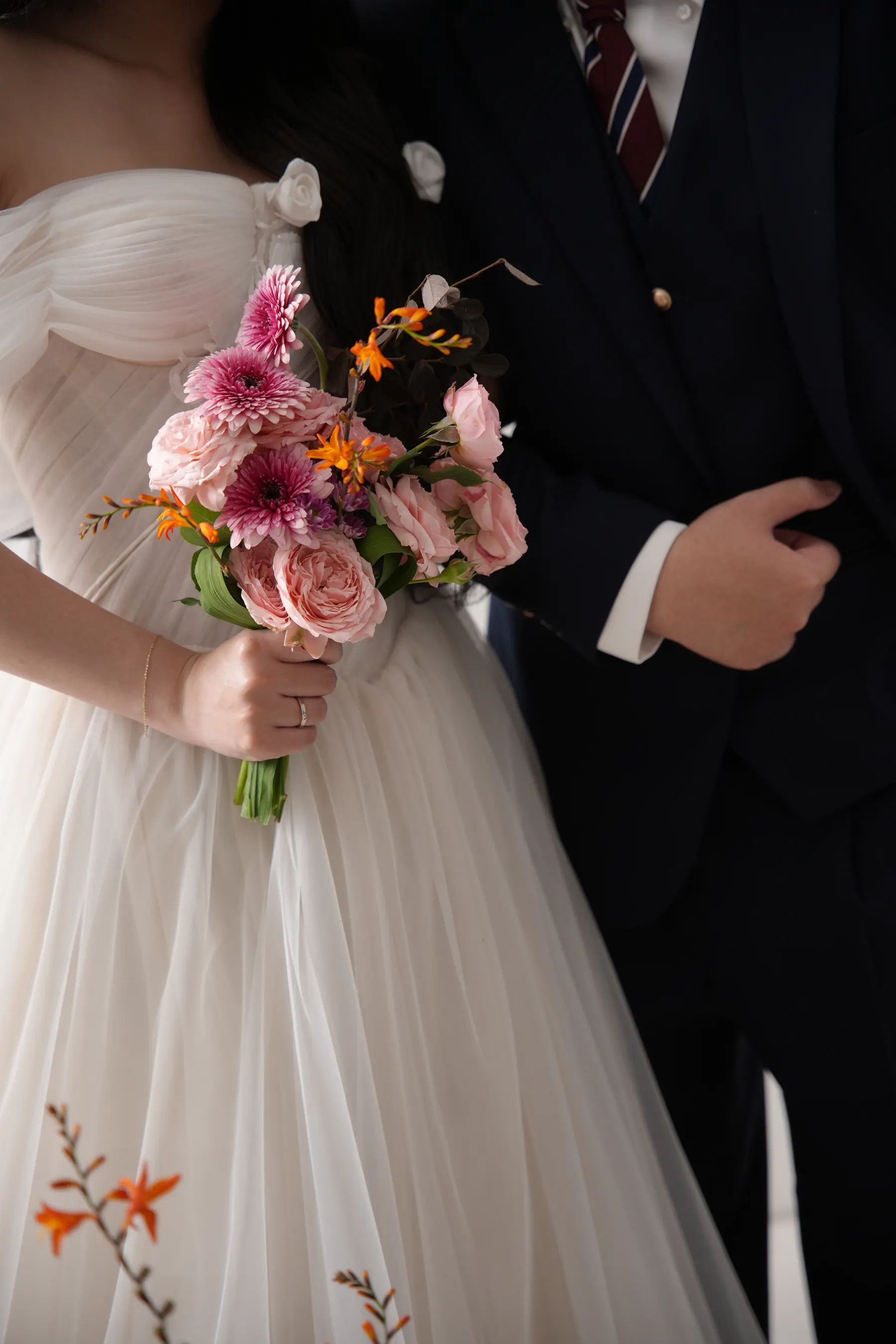 Bó hoa cưới trong tay cô dâu